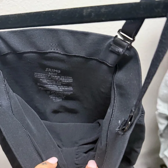 Skims Black Seamless Sculpt Strapless Shortie Bodysuit. Comes with straps NWOT - Picture 4 of 5